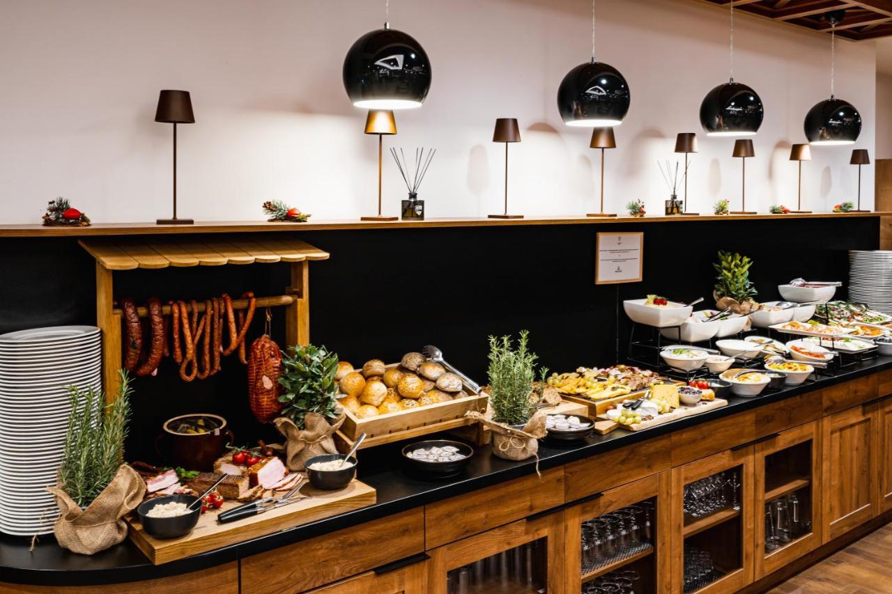 Szczawnica Park Resort & Spa Buitenkant foto A buffet at a hotel