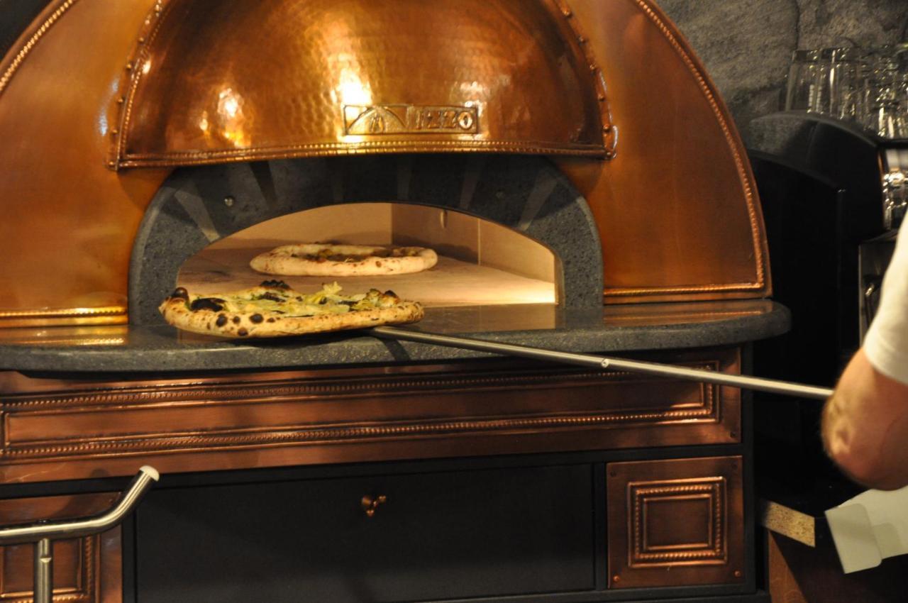 Szczawnica Park Resort & Spa Buitenkant foto A pizza being removed from a wood-fired oven