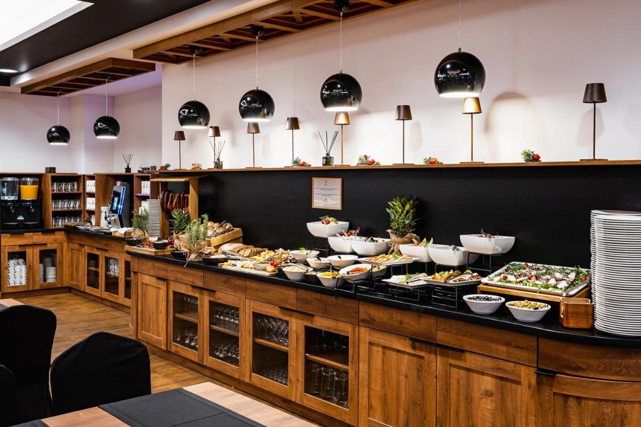 Szczawnica Park Resort & Spa Buitenkant foto The buffet at the airport